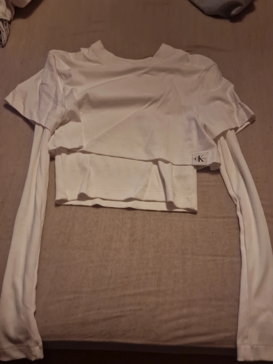 Vit croppad topp från Calvin Klein Jeans