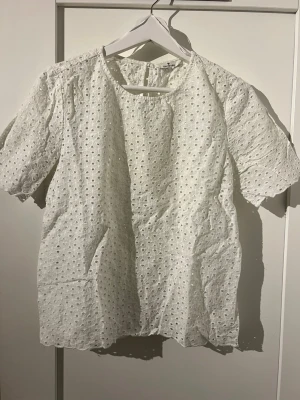 Blus - Säljer en prickig/ihålig blus från Tom Tailor, använd några få gånger. Är i storlek S