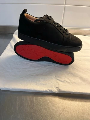 Christian Louboutin skor  - Nya Christian Louboutin skor använda 1 gång. Skorna är i storlek 37. De är svarta utan spikar och både sulan och mockan har ingen skada. Påse och verifierings kort tillkommer! Frågor och pris går att diskuteras!