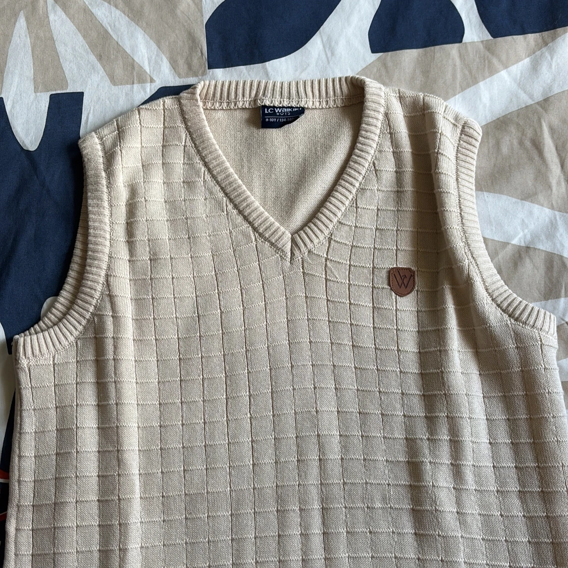 Beige stickad väst från LC Waikiki - 1
