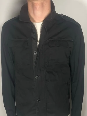 Overshirt - Säljer en riktigt snygg och trendig Overshirt i fint skick, storlek S, vid frågor är det bara att skriva //Gramenti