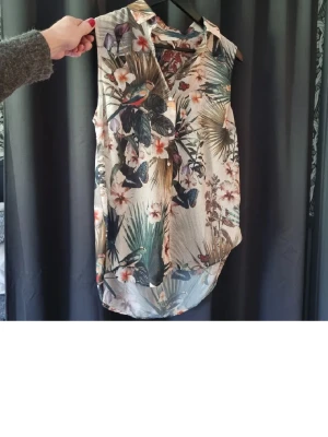 Blommig transparent blus  - Blommig transparent blus stl 38