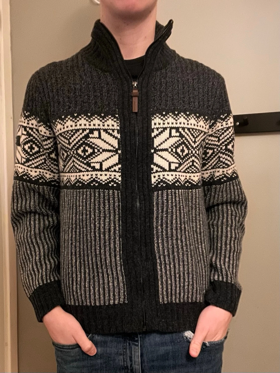 Mörkgrå stickad cardigan med mönster - 1