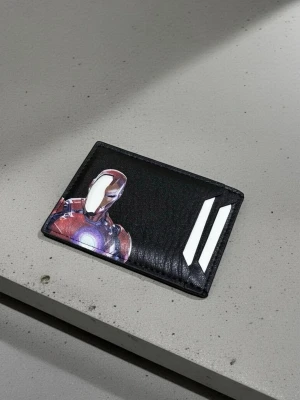 Iron Man plånbok - 📦 Skickas alltid inom 24h 💬 Snabb och trygg kommunikation En liten detalj som lyfter hela din stil ✨ 