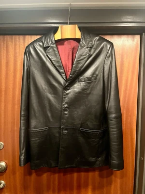 Superfin läderkavaj i toppskick J.Lindeberg - Kavaj från J.Lindeberg i jättemjukt och fint läder, används ej längre. Passar bäst för någon som är 48, eller för 46 om man vill ha en lösare passform. Nypris var väl typ 6000kr.