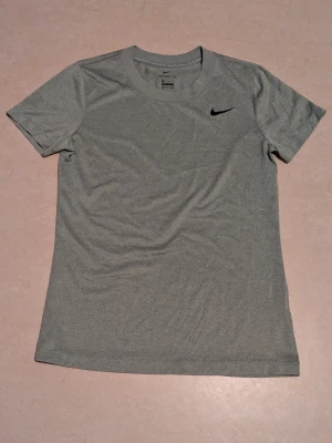 Nike shirt grå - Grå Nike tre