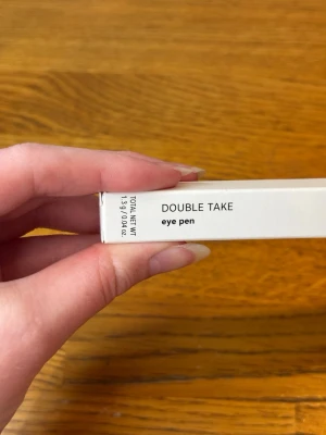 Ny Caia Cosmetocs Double take eye pen - Helt ny oöppnad i sin förpackning eyeliner och eyeshadow / ögonskugga i samma penna från Bianca Ingrosso Caia