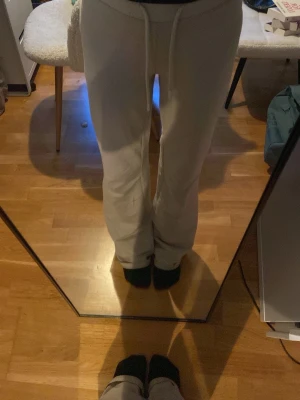 Beiga mjukisbyxor - Säljer ett par beiga mjukisbyxor med snörning i midjan. Byxorna har en rak och lite loose passform med hög midja (se bild 2). Materialet är mjukt och bekvämt, perfekt för chill dagar. Jag är cirka 162 och byxorna är lite långa på mig. Det är storlek xs men passar också s. Längst ner på ena benet finns en flöck som inte går bort men byxorna är inte trasiga. Byxorna har endast använts ett få tal gånger men jag har ögt de i ungefär ett år. 