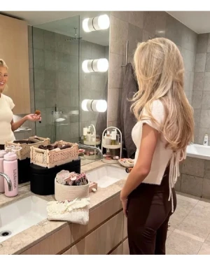 Vit stickad topp med snörning bak - Supersnygg vit topp i stickat material med korta ärmar och öppen rygg som knyts från Zara