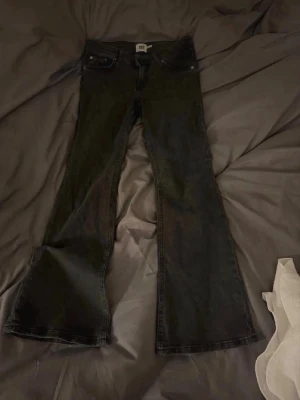 Svarta bootcut jeans  - Jätte snygga jeans