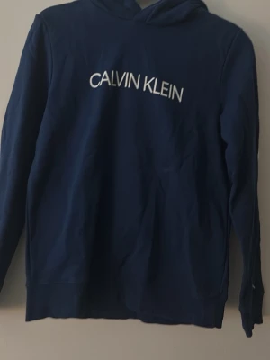 Calvin Klein hoodie - Hoodie av skön bomull från Calvin Klein. Normal i storlek.