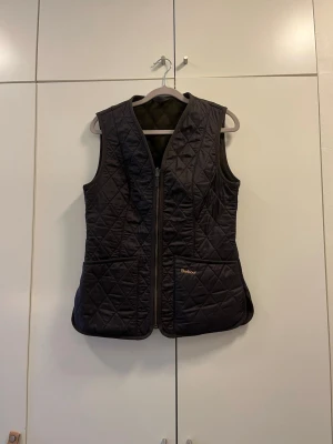 Barbour innerväst brun - Superfin och väl omhändertagen barbour innerväst i färg brun. Layering is key på vintern med denna under sin jacka. Har blivit förliten. 