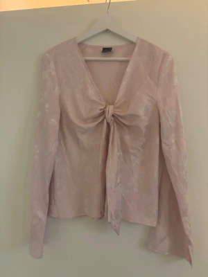 Rosa blus  - Rosa blus från Gina Tricot. Använd en gång. Säljer då den inte kommer till användning☺️