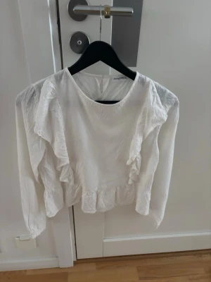Vit fin blus Kappahl  - Säljer en vit fin blus från Kappahl i storlek 164, jag tyckte den var väldigt liten i storleken så den är ungefär storlek 158. Använd fåtal gånger