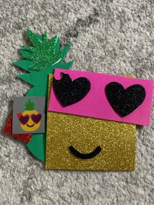  Pyssel kit  - Bilderna visar olika pysselmaterial och figurer. som man kan pyssla ihop och göra ett olika figurer till exempel snögubbe, katt och uggla.