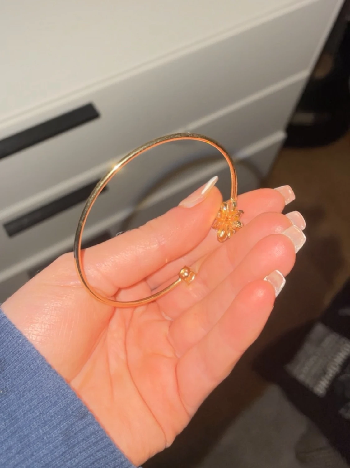 Guldfärgat armband med diamant blomma