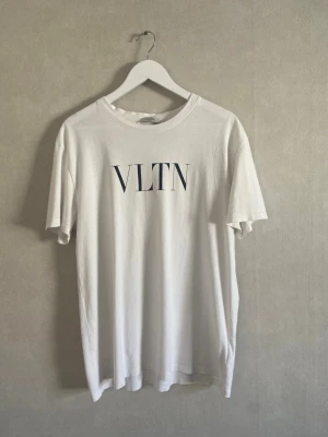 Valentino t-shirt  - Se bilder för skick, storlek L