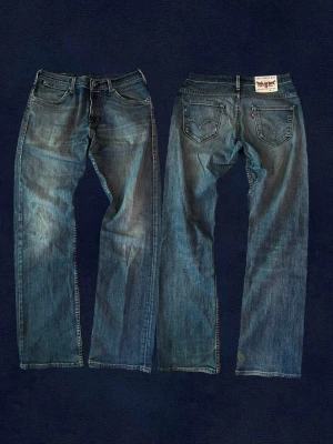 Levis Jeans - Säljer nu dessa sjukt snygga vintage jeansen från Levis. Bra skick utan deffekter, 29/32. Längd: 102, midja: 38, fotvidd: 20. Skriv vid frågor