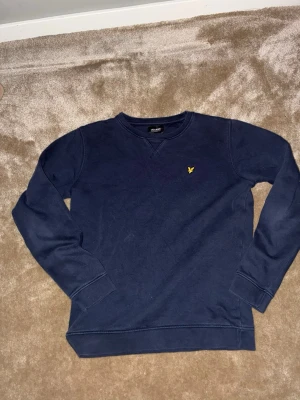 Lyle and Scott  - Hej, denna tröjan från lyle and Scott är i väldigt bra skick använt ett fåtal gånger jag har personligen tagit denna tröjan för att den inte passar mig längre som man växer. Size small men passar även medium.
