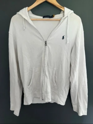 Ralph Lauren Zip-Hoodie - 🤩Sjukt snygg kabelstickad zip hoodie säljes  ✅Plagget är noggrant kontrollerat av experter och är i toppenskick  👔Märke: Ralph Lauren    Perfekt för den som vill utveckla och sin stil till nästa nivå eller bara vill ha ett plagg som håller högsta kvalitet.   ⚠️Skriv vid intresse eller frågor  Ö46