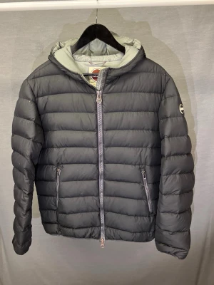 Colmar jacka 54 - Tja! Säljer en supersnygg colmar jacka! Perfekt vinterjacka! Size 54 motsvarar L. Skick 8/10 inga defekter! Bara använd. Nypris 4000 ca. Hör av dig vid intresse! Annars går köp nu bra med😊🤝