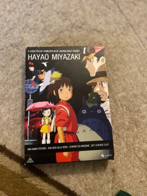 Hayao Miyazaki Box - Upptäck fyra magiska animeklassiker av Hayao Miyazaki! Denna box innehåller Min nabo Totoro, Kiki den lille heks, Chihiro og heksene och Det levende slot – perfekta för dig som älskar äventyr, fantasy och vackra animerade världar.