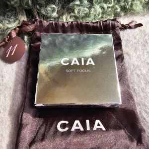 CAIA Soft Focus setting powder Translucent - Soft Focus Setting Powder (Translucent) Silkeslent puder som fixerar makeup och suddar ut porer.  Ord. pris: 395 kr