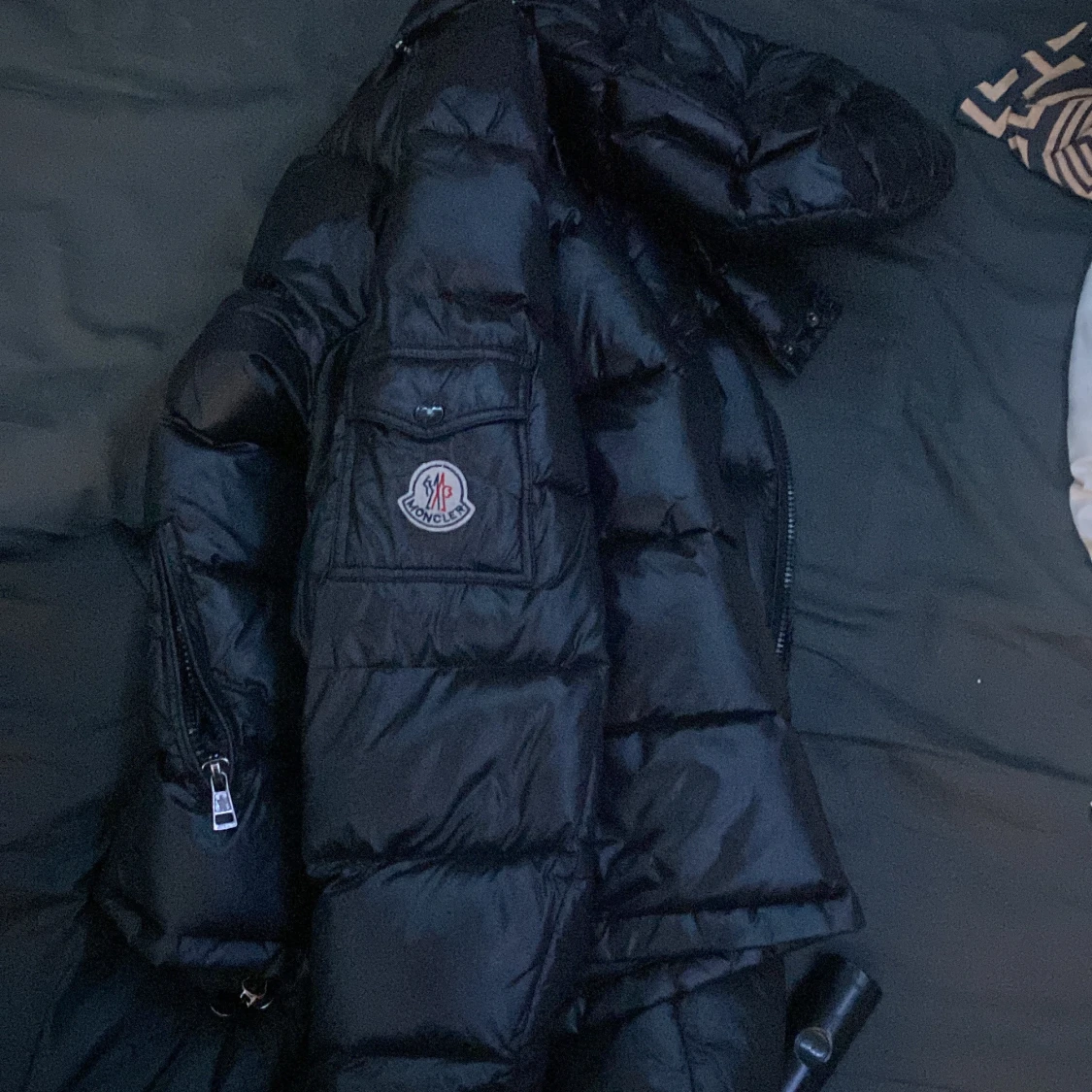 Svart Moncler dunjacka med huva