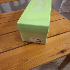 Graceland sandaler med silverremmar - Snygga flipflop sandaler från Graceland med tunna, metallic-silver remmar och beige platt sula. Perfekt för varma dagar, med stilren design och dekorativt mönster under sulan. Lätta att ta på och passar dig som gillar enkel och fräsch look. Fotbädd ca 27 cm.