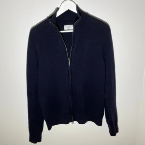 Mörkblå fullzip från Bläck - Snygg mörkblå fullzip från Bläck i storlek M. 