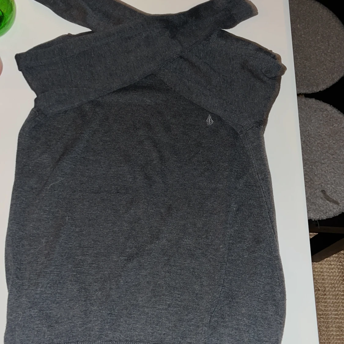 Mörkgrå stickad tröja från Volcom