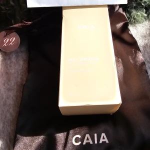CAIA Silky Sensation Dry oil Body Serum warm amber - Silky Sensation Dry Oil Body Serum - Warm Amber  Torrt kroppsoljeserum som ger lyster och återfuktning. 100 ml.  Ord. pris: 545 kr
