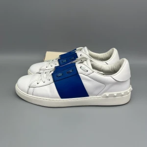 Valentino Open Sneaker Blå - • The shoes have been gently used and are in really good condition  • Size: 44 (fits 44.5–45)  • Color: Blue  • Retail price: 7280 SEK / 590€  • Dustbag included