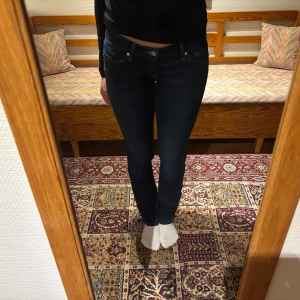 Levi’s jeans - Levi’s jeans i en rak/slim modell i mycket bra skick!💗Storleken är 3 och passar mig som har 36 i jeans! Som referens är jag 169cm lång💗