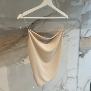 Champagnefärgad topp - champagnefärgad topp från Gina Tricot i nyskick