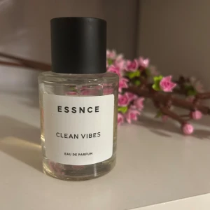 Essnce Clean Vibes - Clean Vibes: Parfym från Essnce! Ca 60% kvar i flaskan, men säljer för att jag inte sträcker mig efter doften längre.