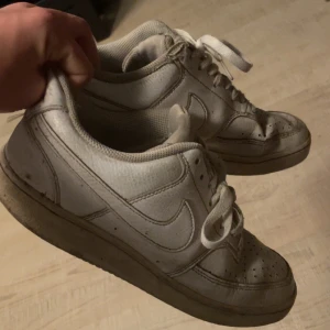 Nike skor - Gamla Nike skor sönder inne lite och ute men inget man märker när man använder 