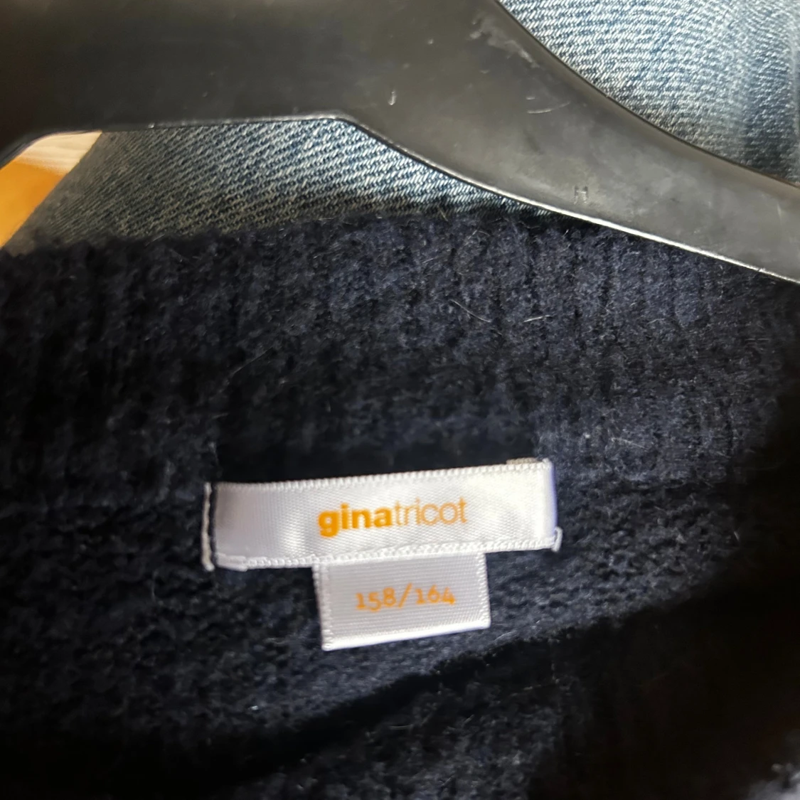 Mörkblå stickad tröja från Gina Tricot - 1