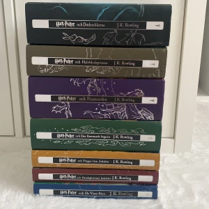 Harry Potter (svensk box, 7 böcker) - ‼️de två sista böckerna i serien är sålda‼️ ‼️skriv innan ni köper‼️ Böckerna är i bra kondition där bara få böcker visar lite tecken av slitning. Läst två gånger. Pris kan diskuteras!! 