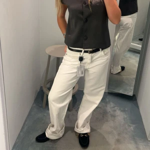 Zara jeans - Snygga vita midrise jeans från Zara! Fint skick förutom två sträck nedtill (se sista bilden). 