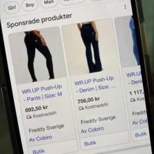 Beige WR.UP Push-Up byxor från Freddy - Säljer ett par snygga beige WR.UP Push-Up byxor från Freddy i storlek medium. Byxorna har en slim passform, hög midja och är tillverkade i mjukt stretchigt material med två knappar framtill. Perfekt för dig som vill ha en skön och figurnära look.