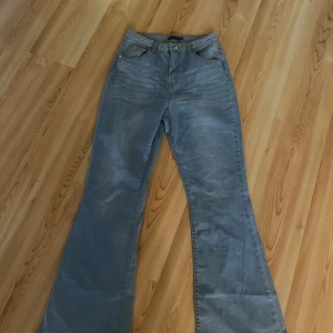 Bootcut jeans från I Saw It First - Snygga ljusblå bootcut jeans från I Saw It First i klassisk femficksmodell. 