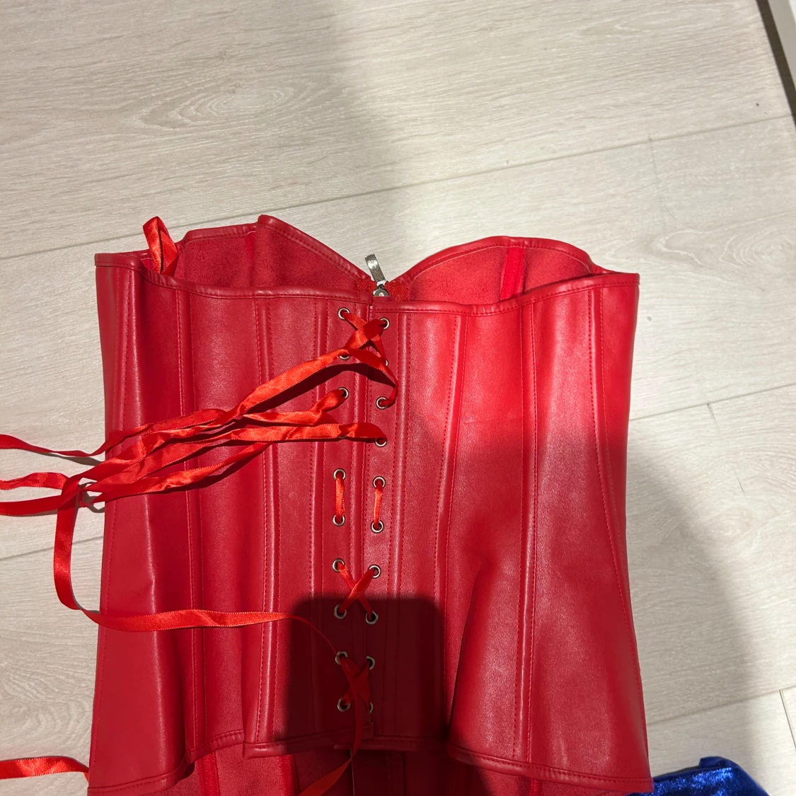 Röd korsett med snörning och dragkedja - 1