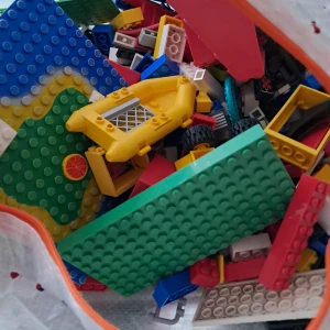 Stort blandat LEGO-byggklossar parti 1,7 kg - Stort parti blandade LEGO-klossar, ca 1,7 kg. Innehåller plattor, hjul, fönster och specialdelar. Perfekt för kreativt byggande. klossarna är i gott begagnat skick.