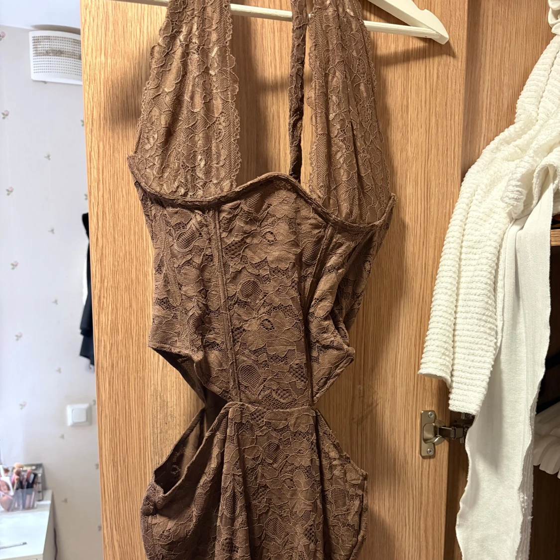 Brun spetsklänning med cut-outs - 1