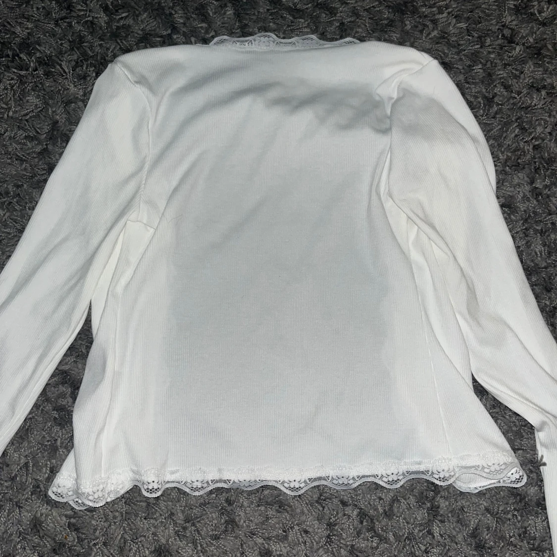 Vit ribbad blus med spets och knappar - 4