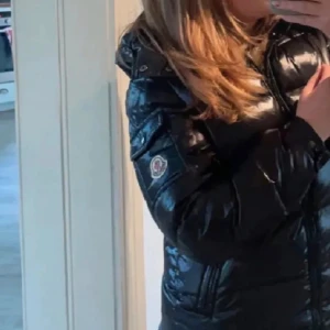 Moncler Jacka - Säljer nu min moncler jacka i jättefint skick! Endast använd en gång via provning hemma🥰 säljer då jag hittat en annan vinterjacka. Skulle säga att det är i storlek xs/s men ändå lite större i storleken. Hör gärna av er vid intresse eller frågor!💕Längden: 65 och Breden: 51