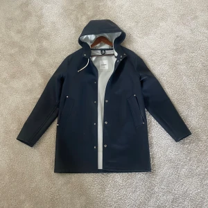 Sällsynt Stutterheim regnjacka  - Använd ett bra tag storlek är medium nypris runt 3000-4000, jackan har slutat tillverkats så de är en rare collection.