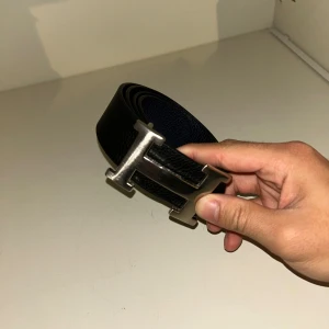 H bälte  - Säljer detta feta h bälte perfekt med kostym eller bara som en chill outfit bätet är i 90 cm 95cm