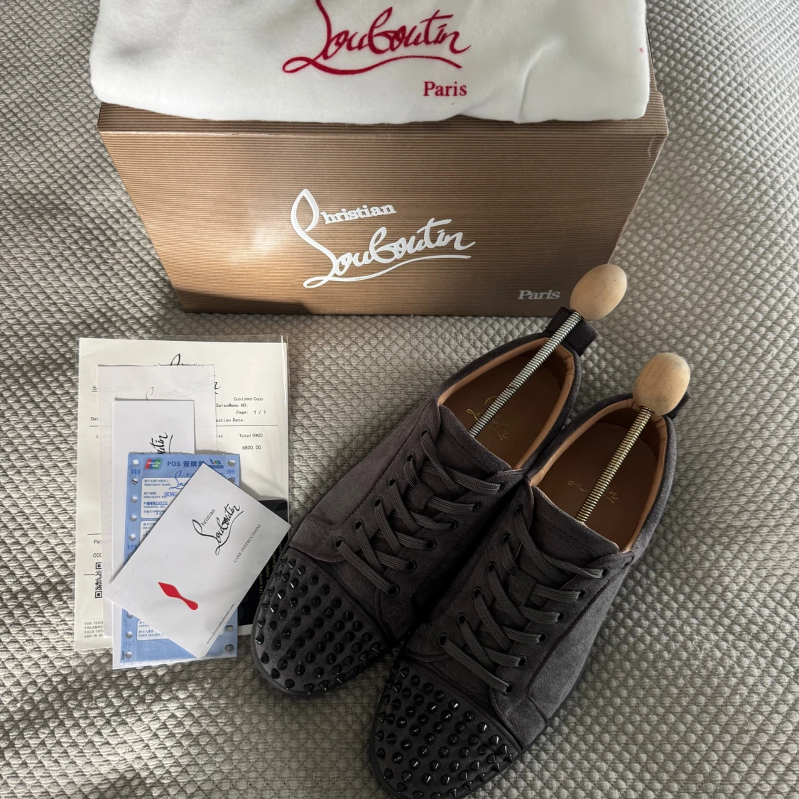 Grå mocka sneakers från Louboutin 45